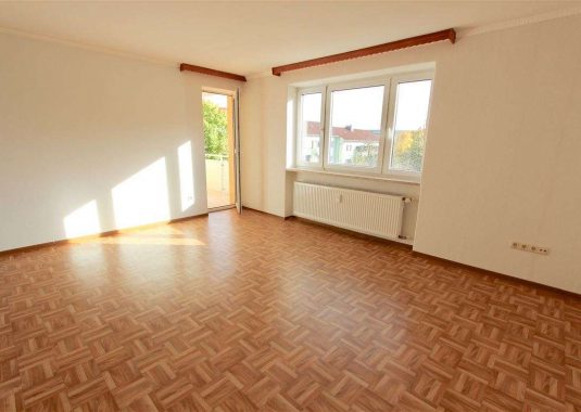 Wohnzimmer mit Balkon - Kuhn Immobilien Bad Kissingen