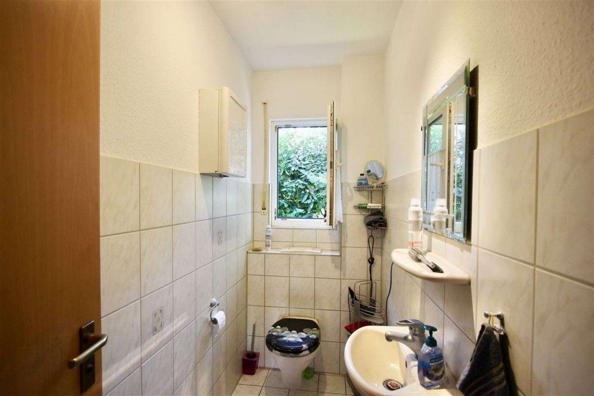 Gäste WC mit Fenster - Kuhn Immobilien Bad Kissingen