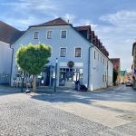 Gepflegtes Wohn- und Geschäftshaus am Marktplatz in Bad Neustadt – vollständig vermietet.