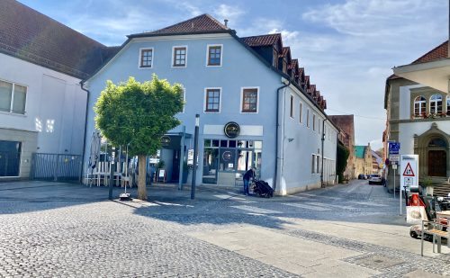 Gepflegtes Wohn- und Gesch&auml;ftshaus am Marktplatz in Bad Neustadt &ndash; vollst&auml;ndig vermietet.